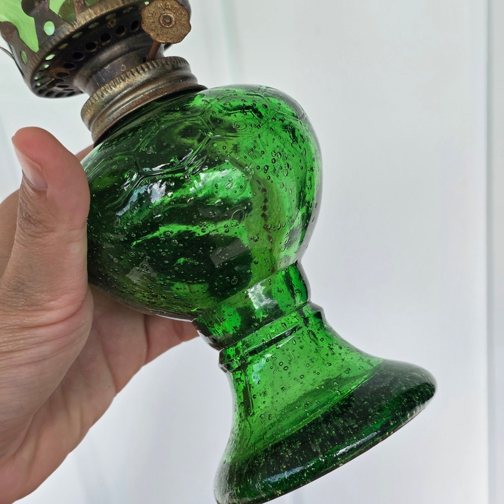 Vtg Green Glass Oil Lamp Honeycomb pattern hong kong Ruffled Chimney 12"I - Picture 10 of 13